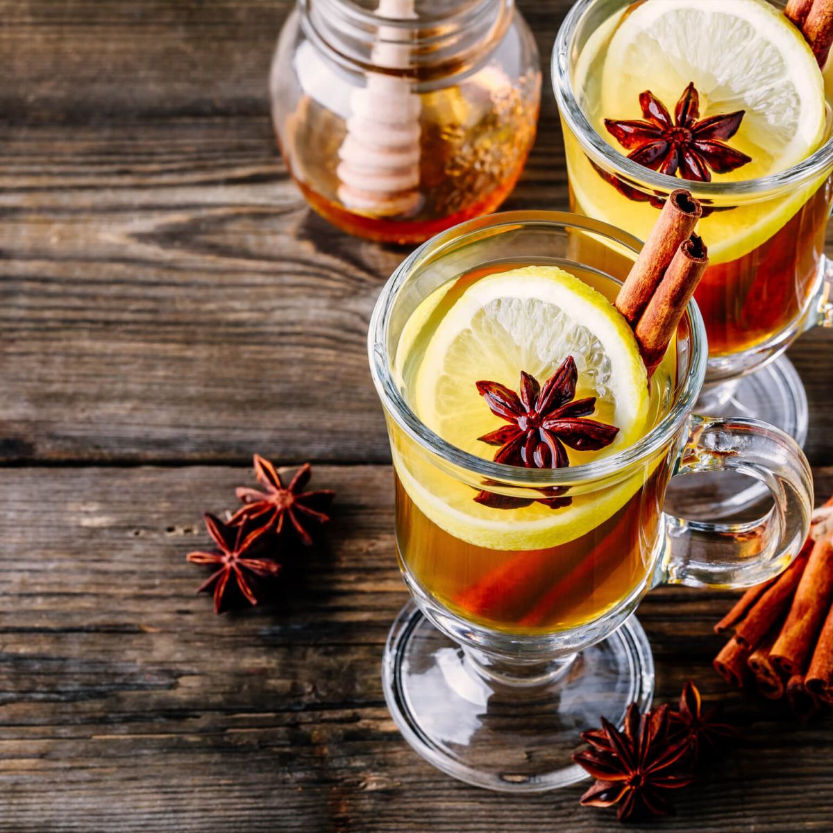 Глинтвейн при простуде. Специи для глинтвейна фото. Глинтвейн вино красное. Ингредиенты для глины. Глинтвейн на темном фоне.